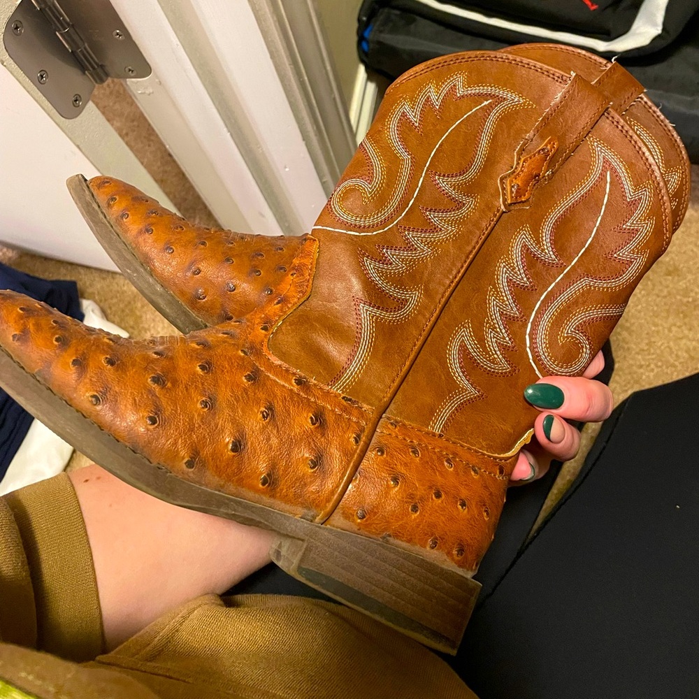 Roper kids cowboy boots. Size 2 little kids. Only worn twice.